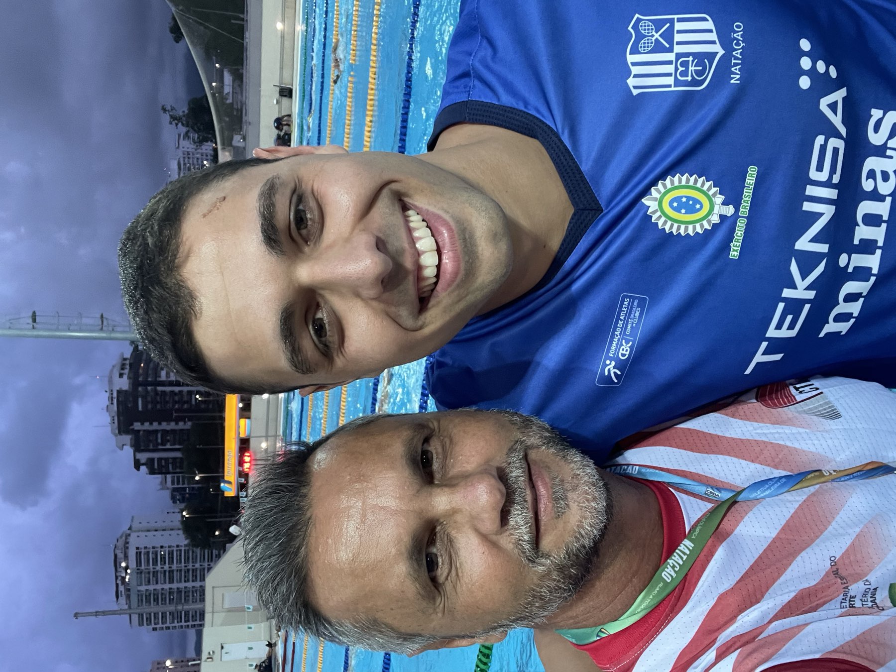 Marão ao lado de um nadador com a piscina de competição ao fundo
